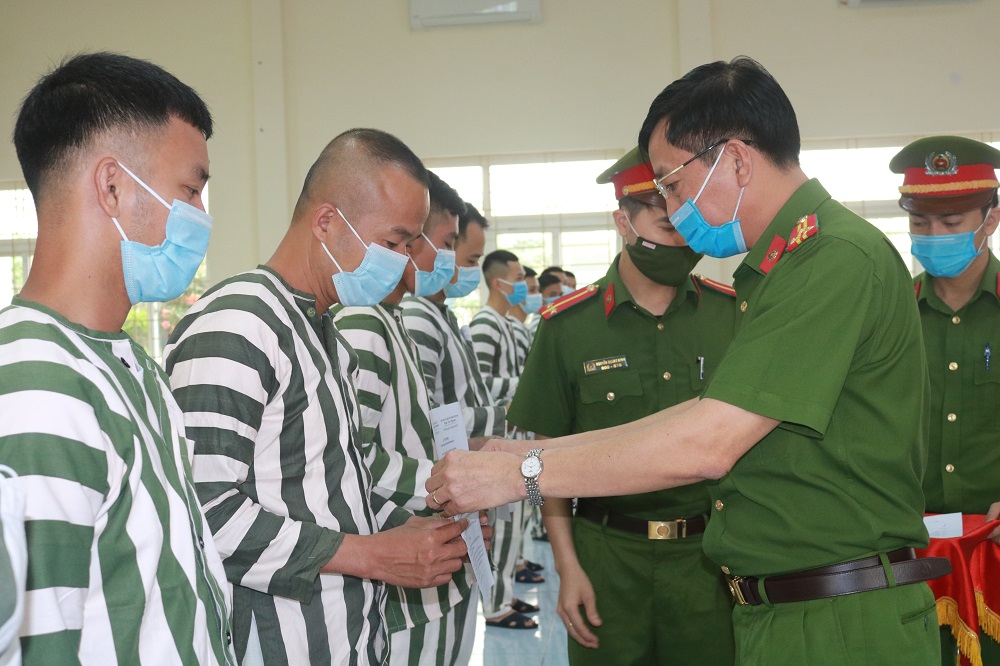 Công bố quyết định tha tù, giảm án phạt tù đối với 34 phạm nhân đợt 30-4-2021